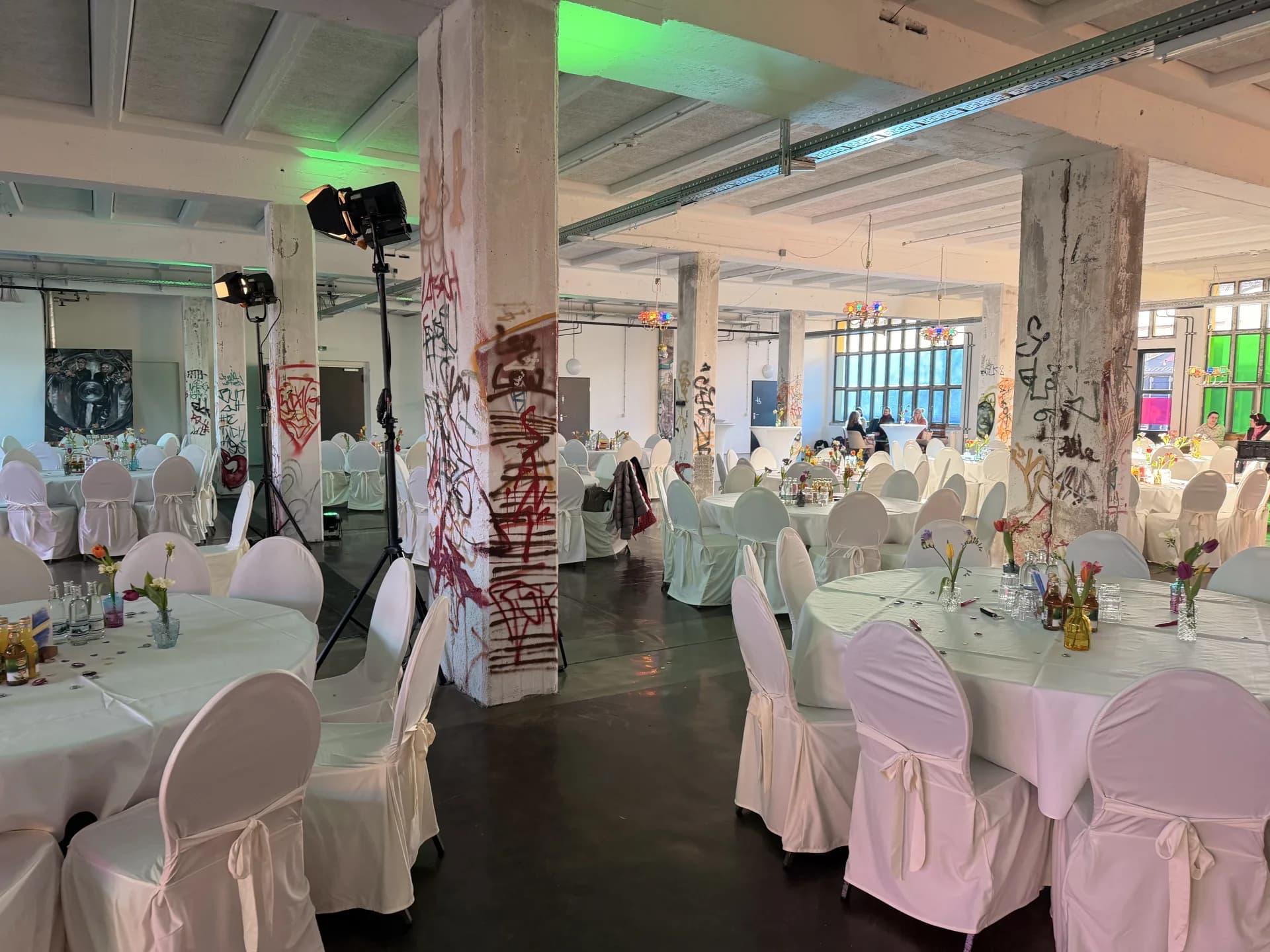 Festlich eingedeckte Tafel mit warmem Licht in der Kontor Eventhalle