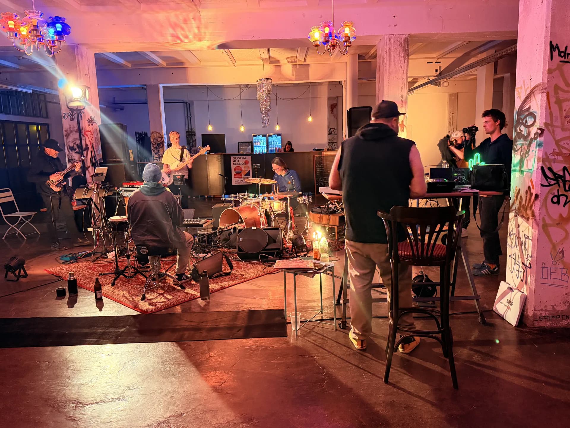 Live-Band auf der Bühne in der Kontor Eventhalle Erfurt